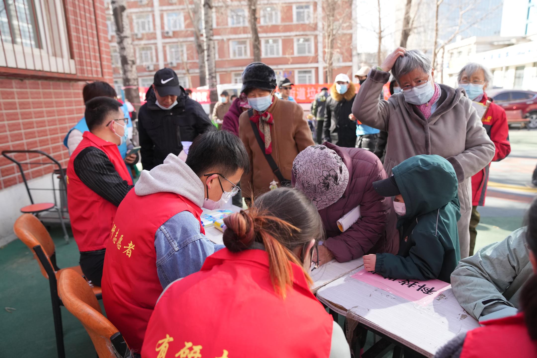 学习雷锋精神，有研志愿者进社区